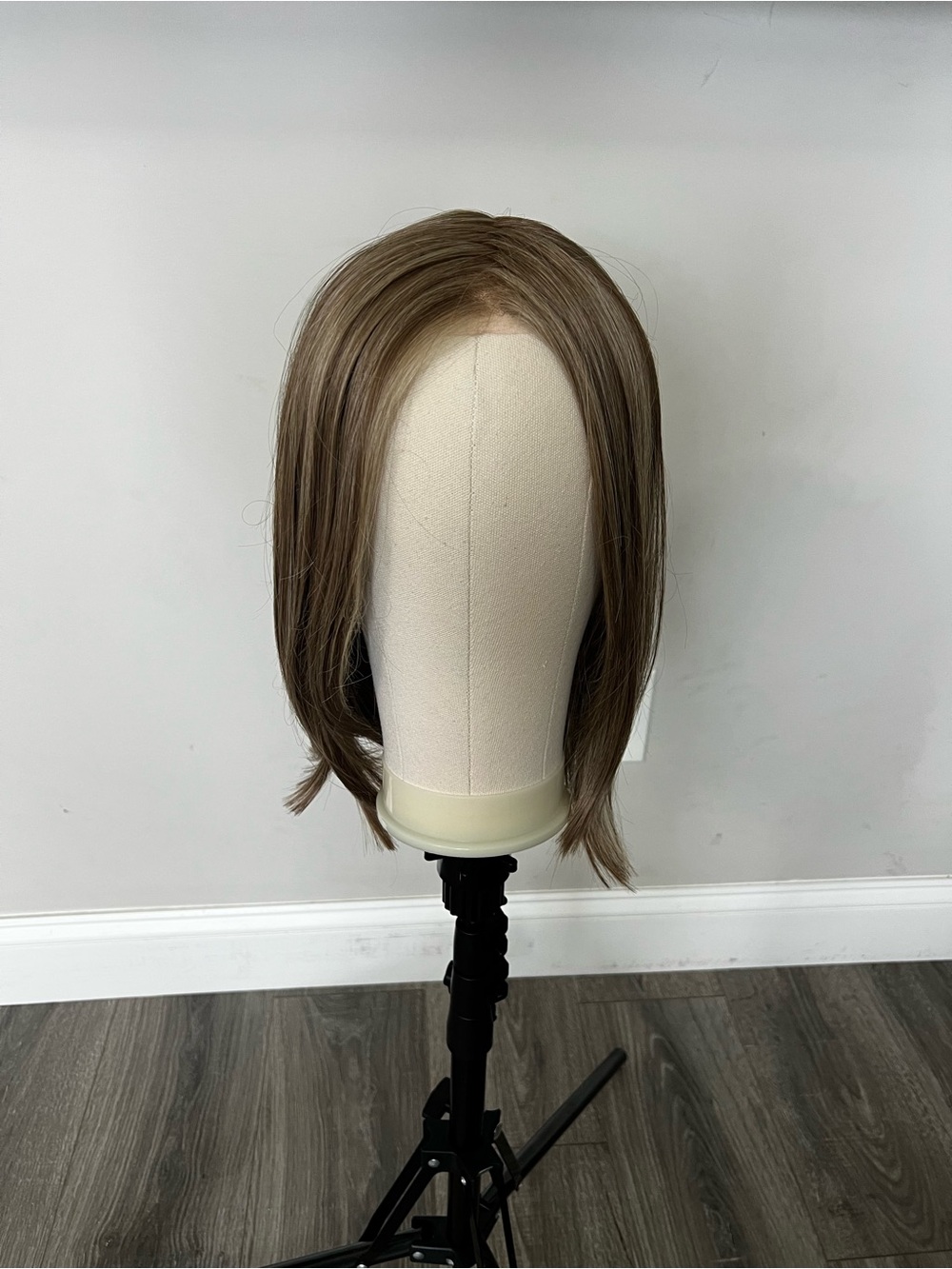 15โ Light Brown with blonde highlights Synthetic Wig - Picture 2 of 16